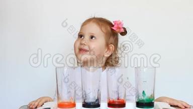 化学。实验。儿童与科学实验。儿童娱乐。学前教育。五彩的